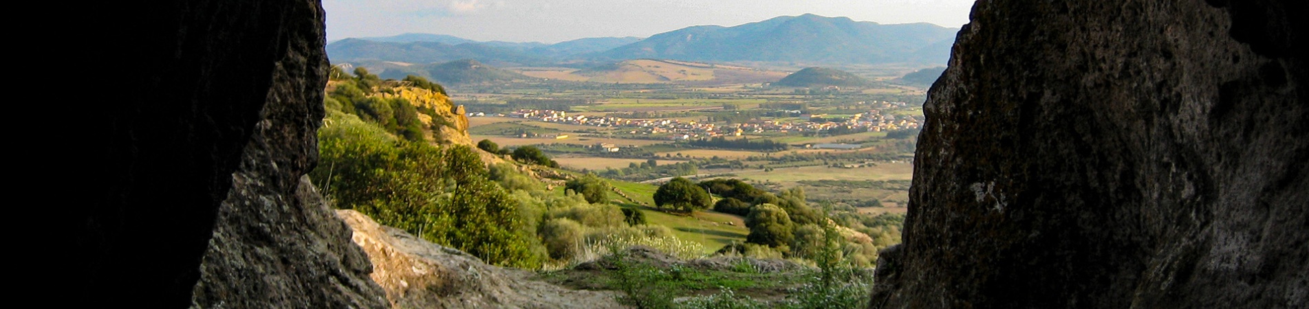 Montessu, veduta di Villaperuccio da dentro una domus de janas Montessu, veduta di Villaperuccio da dentro una domus de janas